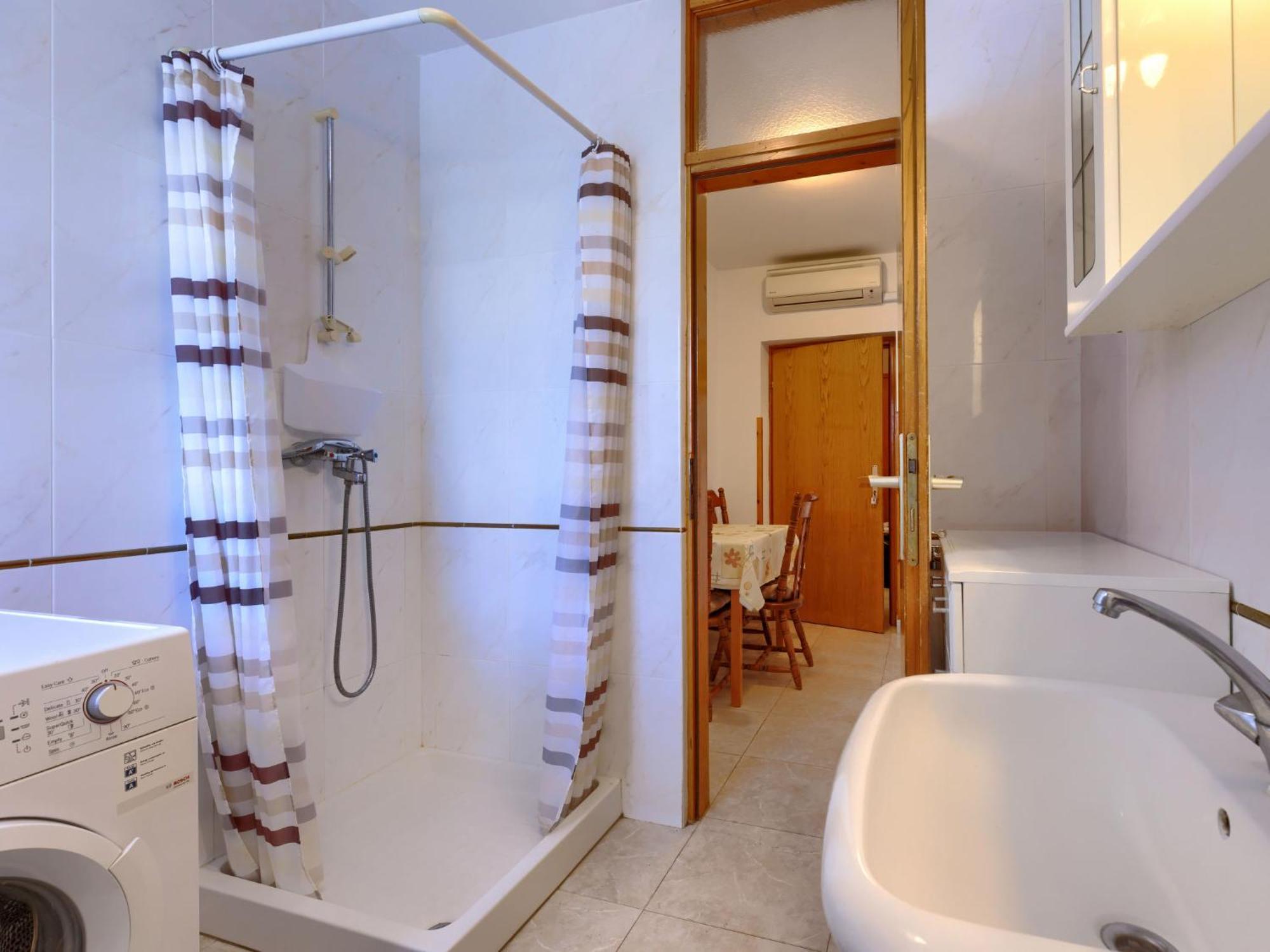 Alba - Roj159 By Interhome *